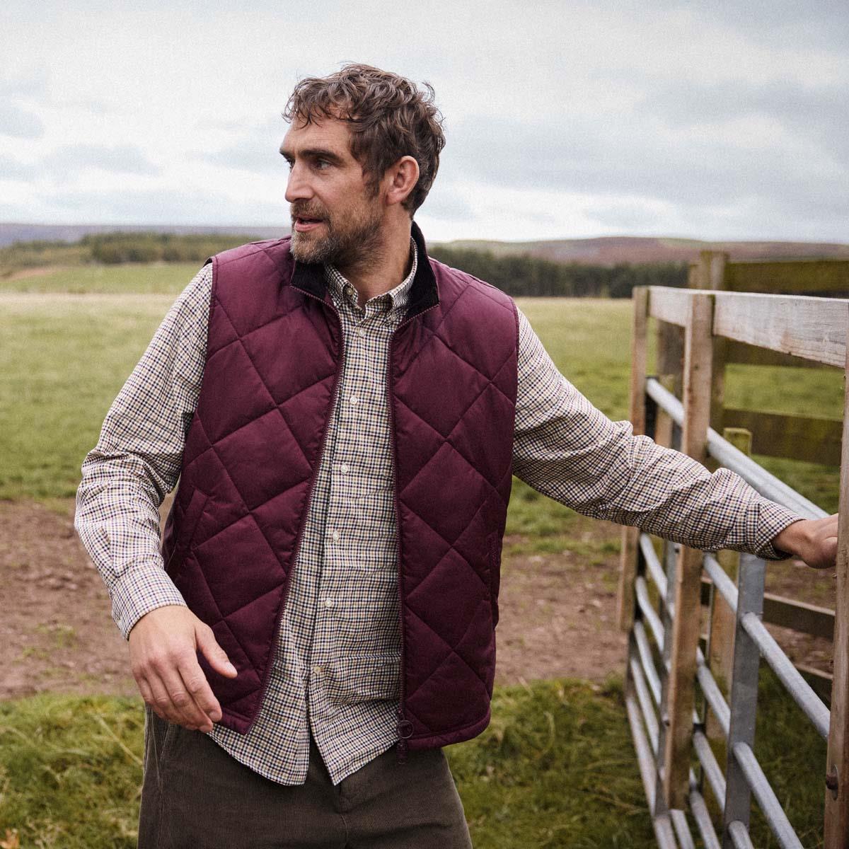 DARK BORDEAUX Barbour Mens Finn Quilted Gilet LS2