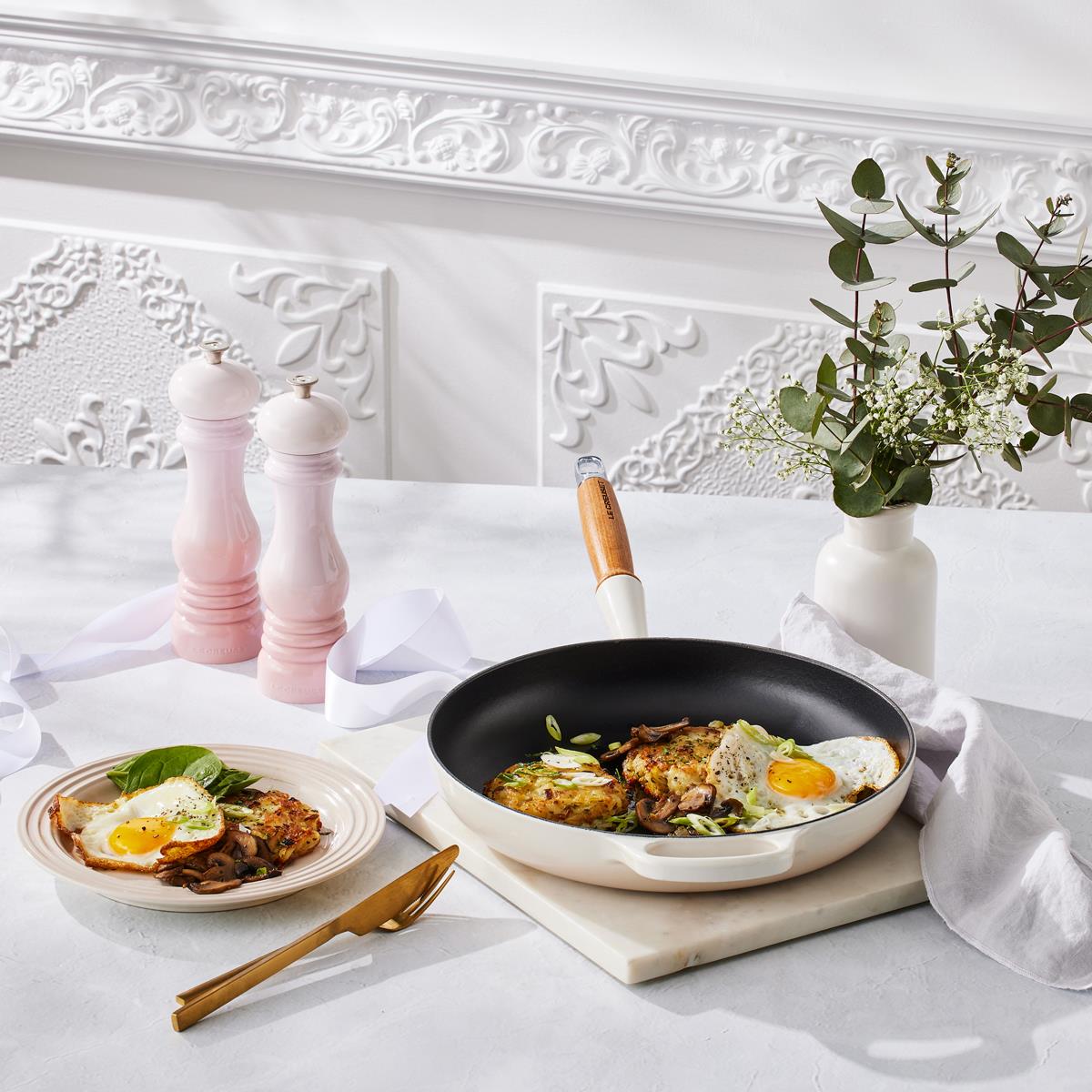 Le Creuset 28cm Cast Iron Frying Pan With Wooden Handle Meringue