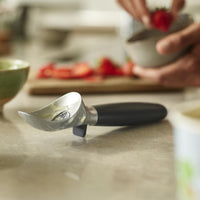 Joseph Joseph Elevate Ice-Cream Scoop lifestyle3