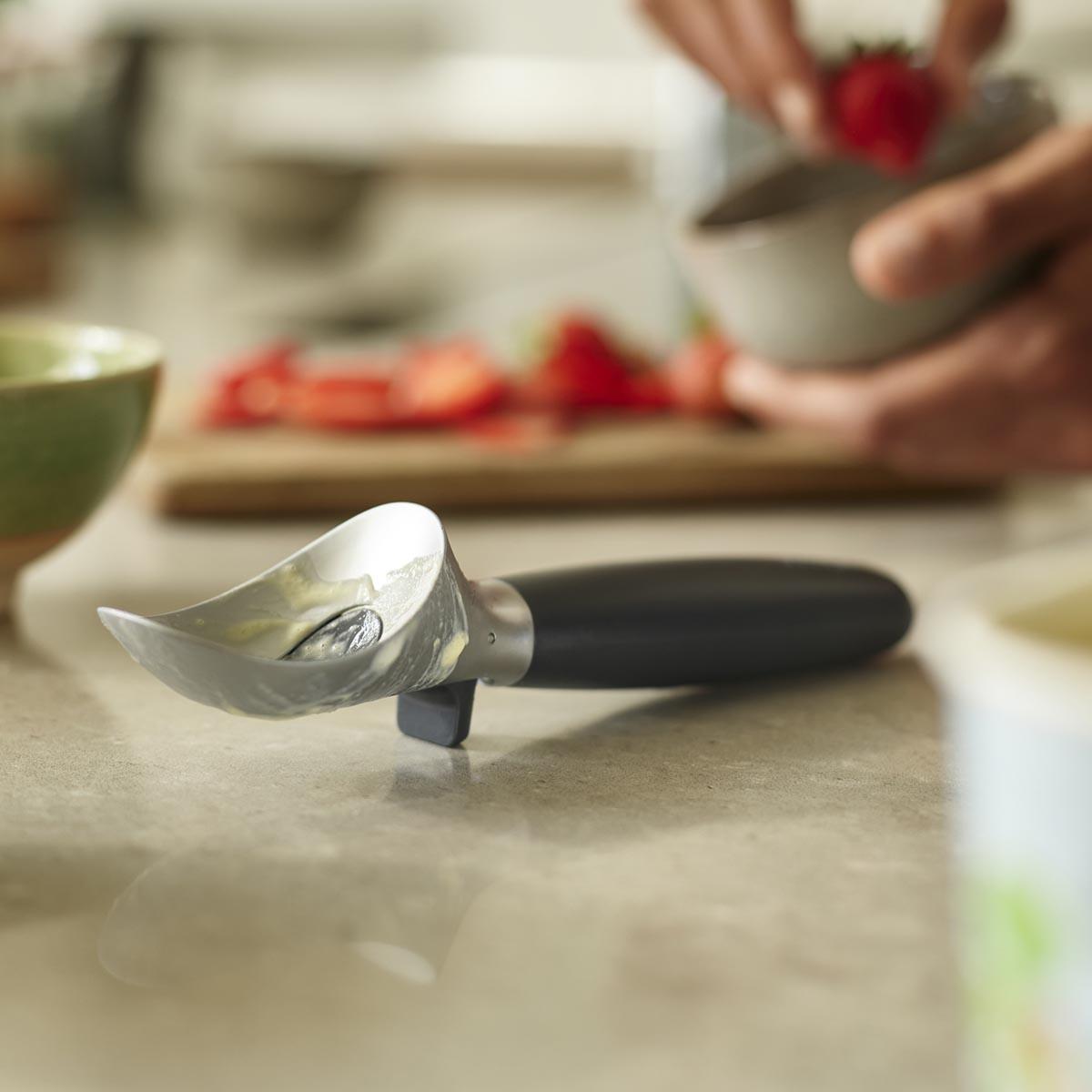 Joseph Joseph Elevate Ice-Cream Scoop lifestyle3