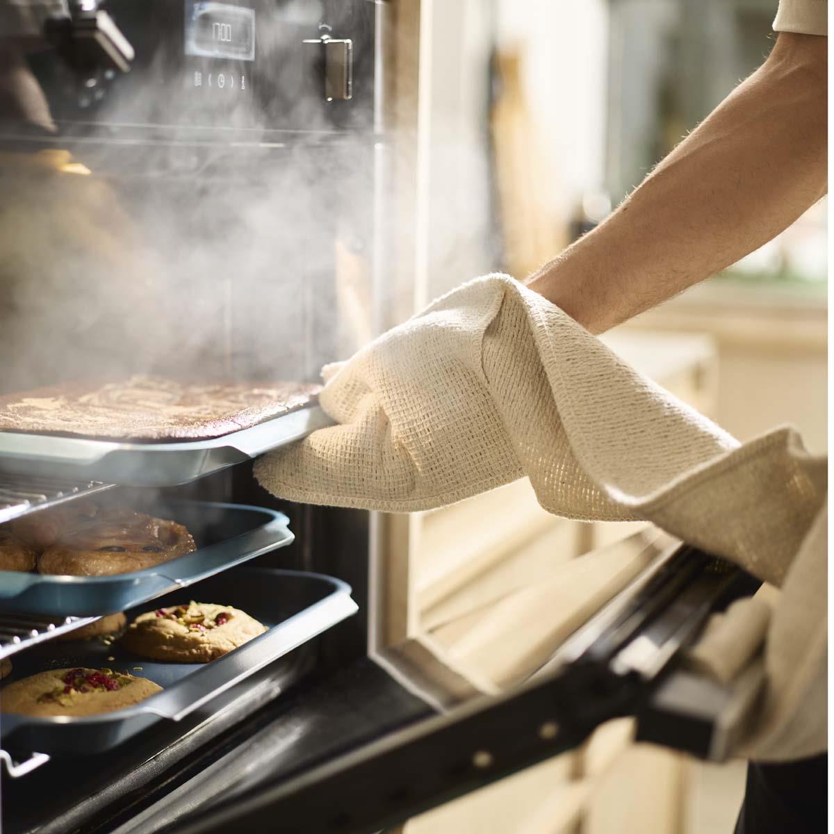Joseph Joseph Nest Oven Set of 3 Shallow Oven Trays lifestyle4