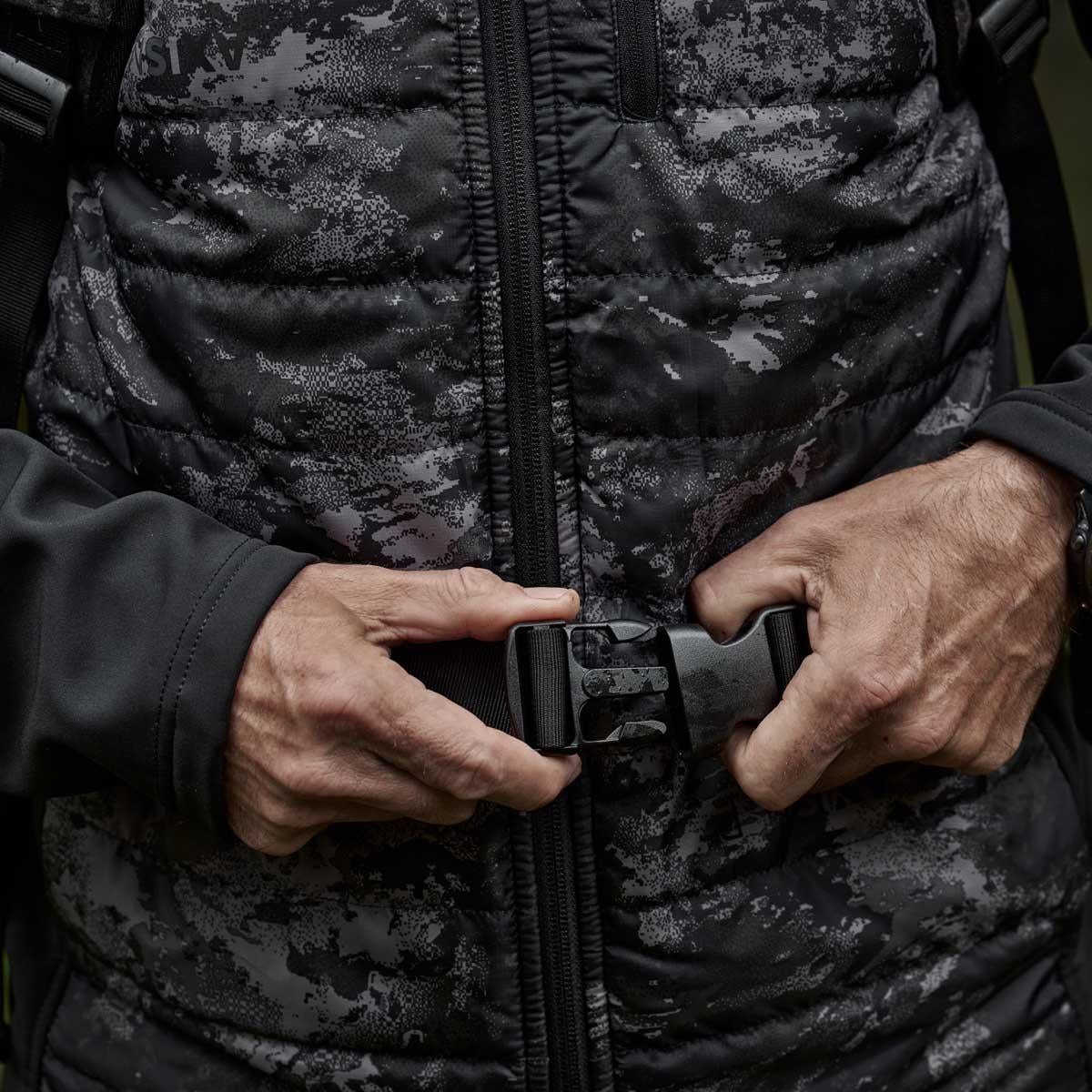AXIS MSP Black Harkila NOCTYX 12L Backpack Front Strap Detail
