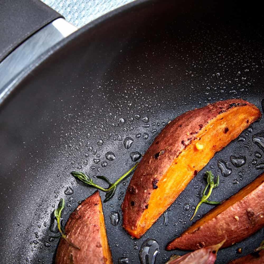Judge Vista Shallow Casserole Non Stick Lifestyle Detail