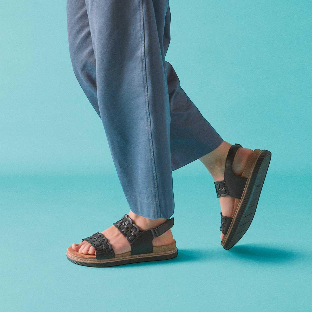 Clarks Womens Arwell Glide Sandals