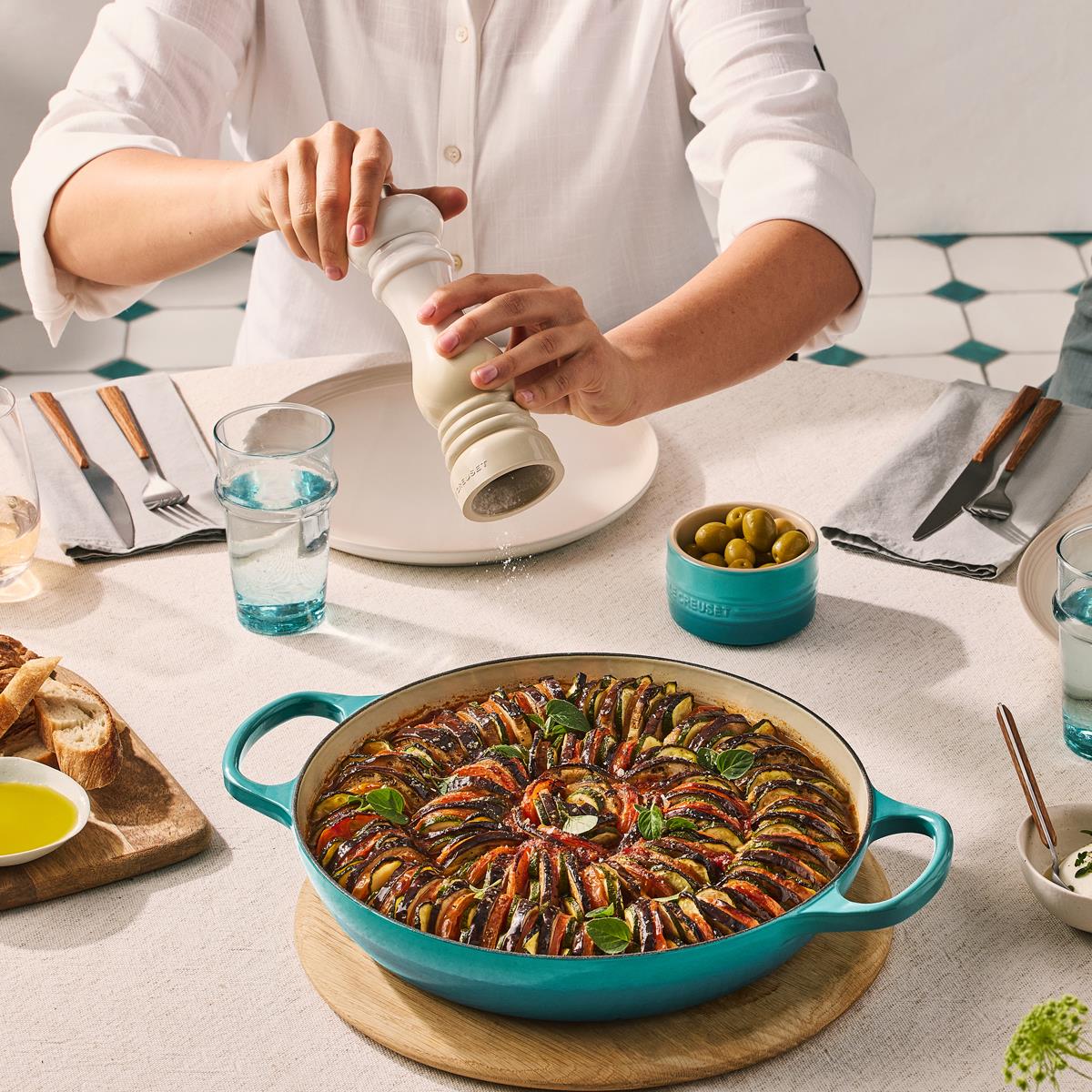 Le Creuset 26cm Cast Iron Shallow Casserole Dish