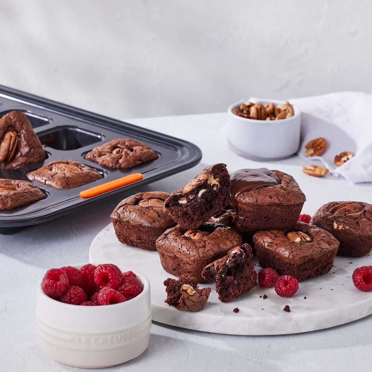 Le Creuset Toughened Non-stick 12 Cup Brownie Tray