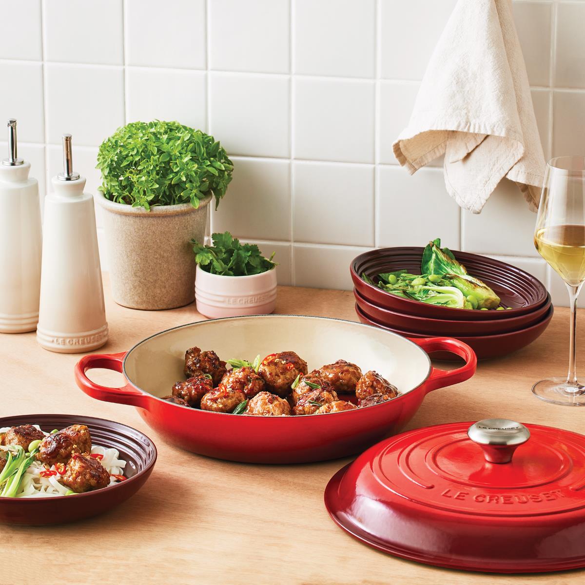 Le Creuset 26cm Cast Iron Shallow Casserole Dish